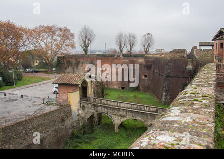 L'Italia, Pistoia - 27 Novembre 2016: il punto di vista del fossato e ponte per il cancello principale della Fortezza Medicea di Santa Barbara il 27 novembre 2016 in Pis Foto Stock