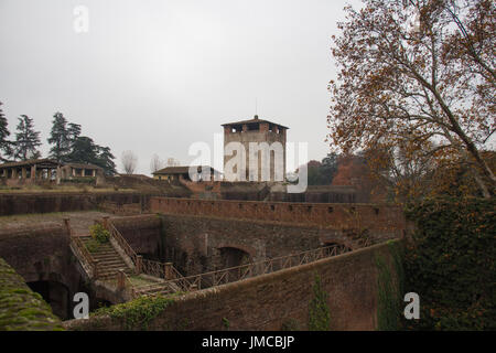 L'Italia, Pistoia - 27 novembre 2016: il punto di vista della torre medievale e le pareti della fortezza medicea di santa Barbara il 27 novembre 2016 a Pistoia Toscana, ho Foto Stock