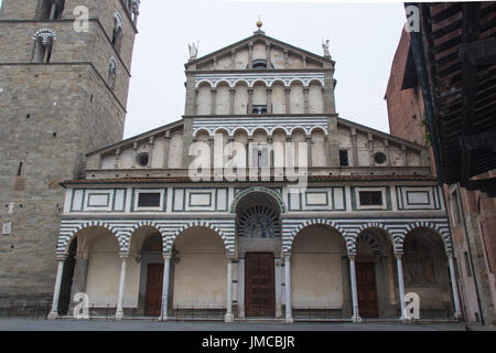 L'Italia, Pistoia - 27 Novembre 2016: il punto di vista della Cattedrale di San Zeno il 27 novembre 2016 a Pistoia, Toscana, Italia. Foto Stock