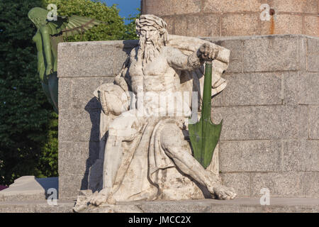 Statua di Nettuno con un remo e figura femminile sulla prua nella colonna rostrale a San Pietroburgo Foto Stock