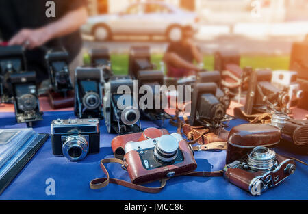 Le fotocamere antiche sono venduti a un mercato di strada in una giornata di sole. Il telaio orizzontale. Foto Stock