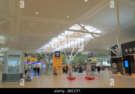 Persone di viaggio presso l'aeroporto internazionale di Brisbane a Brisbane in Australia. Foto Stock