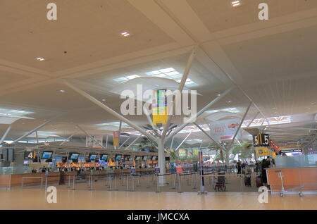 Persone di viaggio presso l'aeroporto internazionale di Brisbane a Brisbane in Australia. Foto Stock