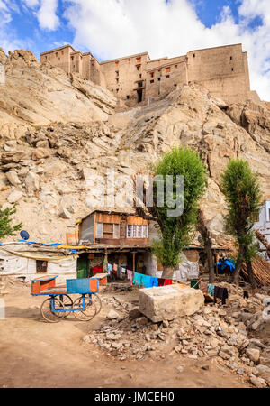 Cortile residenziale in Leh, India con Leh Palace di sfondo Foto Stock