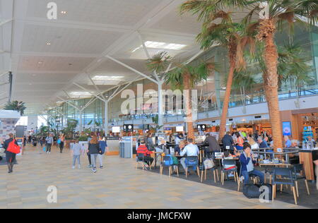 Persone di viaggio presso l'aeroporto internazionale di Brisbane a Brisbane in Australia. Foto Stock