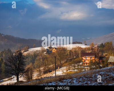 Tramonto in inverno in montagna Beskids. Piwowarowka, vicino Piwniczna-Zdroj, Polonia. Foto Stock