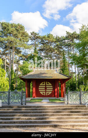 Vista frontale del indocinese Memorial Temple nel giardino di Agronomia tropicale a Parigi, dedicata ai soldati vietnamiti che sono morti per la Francia. Foto Stock