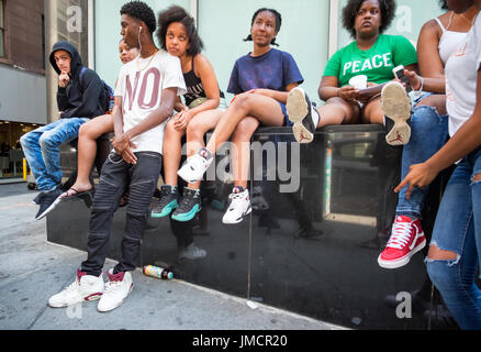 La città di New York, 13 Giugno 2017: un gruppo di African American teens appendere fuori in strada in una calda giornata estiva in Lower Manhattan. Foto Stock