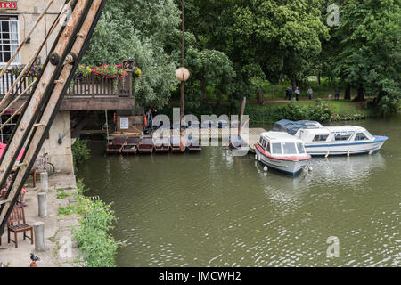 Noleggio barche, barche a remi e giorno imbarcazioni ormeggiate a Te la testa del fiume sul Fiume Tamigi a Oxford, Inghilterra, Regno Unito. Foto Stock