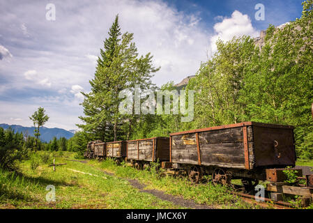 Storica miniera di carbone treno nella città fantasma di Bankhead situato nel Parco Nazionale di Banff, Alberta, Canada. Foto Stock