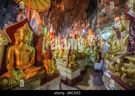 Statue di Buddha all'interno del Shwe Umin Pagoda Paya, Myanmar (Birmania). Foto Stock