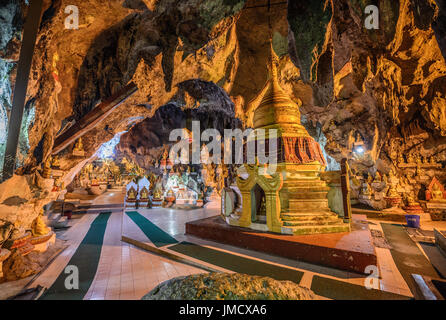 Statue di Buddha all'interno del Shwe Umin Pagoda Paya, Myanmar (Birmania). Foto Stock