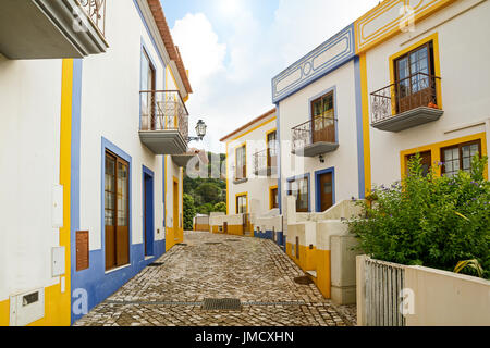 Village Street con edifici residenziali nella città di Bordeira vicino a Carrapateira, nel comune di Aljezur distretto, Faro Algarve Portogallo Foto Stock