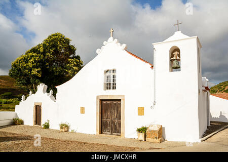 Paroquial Igreja da Bordeira - storica chiesa nel villaggio Bordeira vicino a Carrapateira, nel comune di Aljezur, Algarve Portogallo Foto Stock