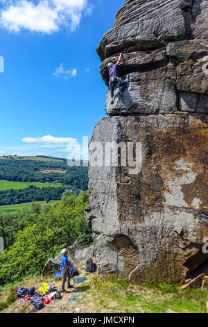 Due arrampicatori su Valkyrie, Froggat Edge, Peak District, Derbyshire Foto Stock