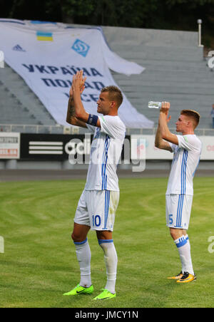 Kiev, Ucraina - 18 luglio 2017: Andriy Yarmolenko (L) e Viktor Tsyhankov ringraziare fan dopo il premier ucraino partita del campionato contro Chornomorets odi Foto Stock