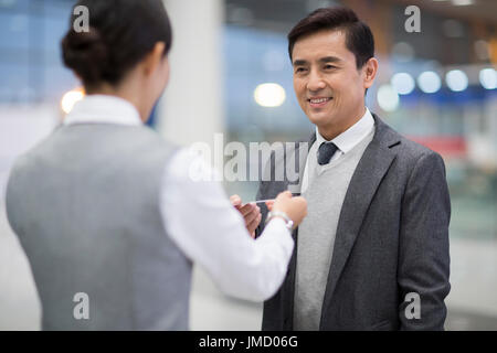 Passeggero cinese e hostess della compagnia aerea Foto Stock