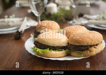 Cheesburgers serviti al tavolo Foto Stock