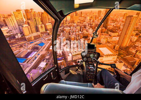 Elicottero su Osaka Foto Stock