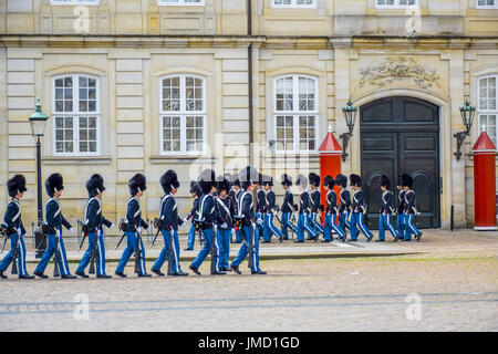 Royal vita delle guardie al Palazzo Amalienborg, Copenhagen, Danimarca Foto Stock