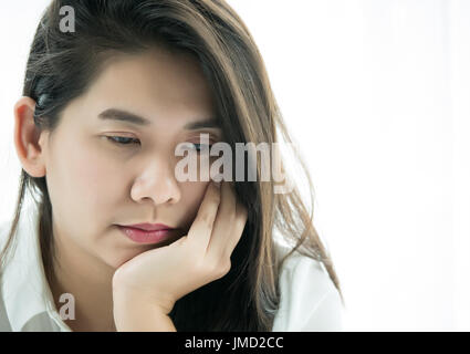 Donna asiatica con mano sul mento del suo pensiero di qualcosa Foto Stock