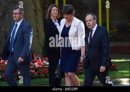 Theresa Maggio saluta la DUP a Downing Street con: Jeffrey Donaldson, Arlene Foster, Nigel Dodds dove: Londra, Regno Unito quando: 26 giu 2017 Credit: Alan West/WENN.com Foto Stock