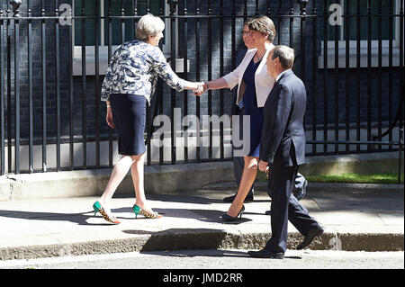 Theresa Maggio saluta la DUP a Downing Street con: Theresa Maggio, Arlene Foster, Jeffrey Donaldson, Nigel Dodds dove: Londra, Regno Unito quando: 26 giu 2017 Credit: Alan West/WENN.com Foto Stock