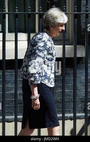 Theresa Maggio saluta la DUP a Downing Street con: Theresa Maggio dove: Londra, Regno Unito quando: 26 giu 2017 Credit: Alan West/WENN.com Foto Stock