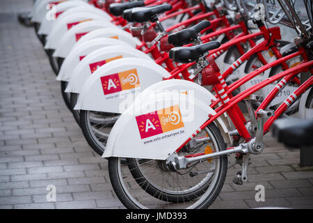 Anversa, Belgio - 2 ottobre 2016: Con 1000 biciclette e 80 stazioni, Velo è fra il più grande bike sharing sistemi di tutto il mondo. Foto Stock