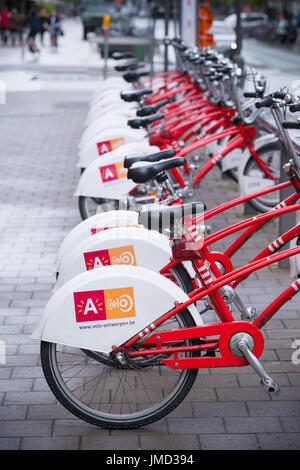 Anversa, Belgio - 2 ottobre 2016: Con 1000 biciclette e 80 stazioni, Velo è fra il più grande bike sharing sistemi di tutto il mondo. Foto Stock