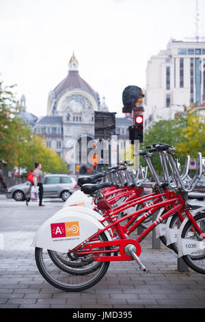 Anversa, Belgio - 2 ottobre 2016: Con 1000 biciclette e 80 stazioni, Velo è fra il più grande bike sharing sistemi di tutto il mondo. Foto Stock