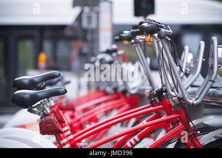 Anversa, Belgio - 2 ottobre 2016: Con 1000 biciclette e 80 stazioni, Velo è fra il più grande bike sharing sistemi di tutto il mondo. Foto Stock