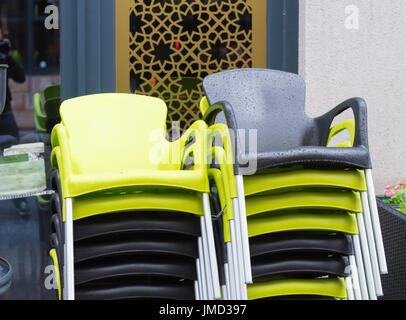 Pilud verde e nero sedie in un giorno di pioggia Foto Stock