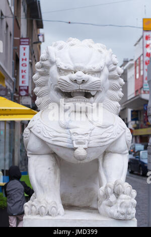 Anversa, Belgio - 2 ottobre 2016: Statua di un bianco tempio cinese leone nella parte anteriore della zona cinese di Anversa Foto Stock