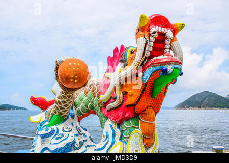 Statua di mosaico del drago di Kwun Yam Shrine Temple, un santuario taoista all'estremità sud orientale di Repulse Bay, Isola di Hong Kong Foto Stock