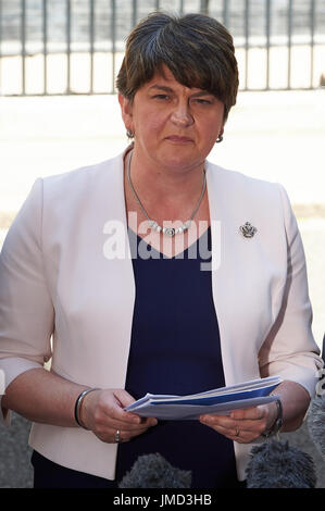 DUP Leader Arlene Foster fa una dichiarazione al di fuori di Downing Street con: Arlene Foster dove: Londra, Regno Unito quando: 26 giu 2017 Credit: Alan West/WENN.com Foto Stock