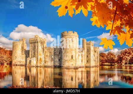 Storico Castello Bodiam con foglie di autunno in East Sussex, Inghilterra Foto Stock