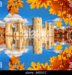 Storico Castello Bodiam con foglie di autunno in East Sussex, Inghilterra Foto Stock