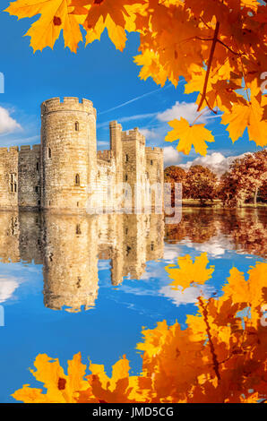 Storico Castello Bodiam con foglie di autunno in East Sussex, Inghilterra Foto Stock