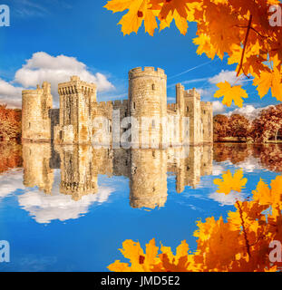 Storico Castello Bodiam con foglie di autunno in East Sussex, Inghilterra Foto Stock