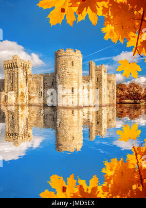 Storico Castello Bodiam con foglie di autunno in East Sussex, Inghilterra Foto Stock