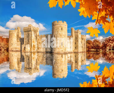 Storico Castello Bodiam con foglie di autunno in East Sussex, Inghilterra Foto Stock