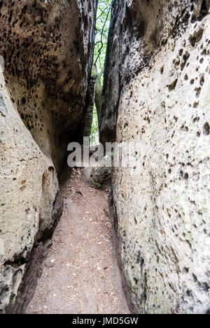 Stretto sentiero escursionistico tra rocce di arenaria in Bludiste rock formazione vicino castello di Kokorin in Repubblica Ceca Foto Stock