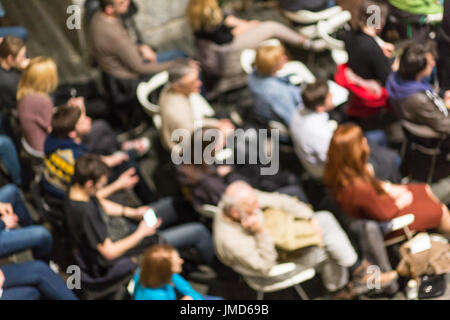 Blured pubblico in sala conferenza shot da al di sotto dello. Foto Stock