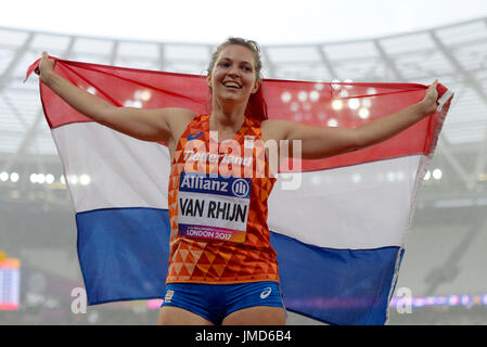 La pupa Marlou van rhijn festeggia la vittoria di T44 200m nei campionati mondiali di atletica leggera Para allo Stadio di Londra. Bandiera olandese Foto Stock