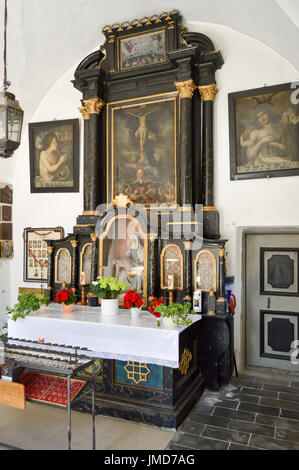 Altare in una piccola chiesa tirolese in Austria Foto Stock