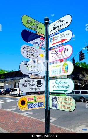 Storico Mount Mt. Dora Florida downtown Donnelly segnaletica stradale alle imprese indicazioni Foto Stock