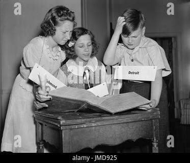 Tre figli che studiano le parole durante il XVI National Spelling Bee concorso sponsorizzato da Louisville Courier-Journal, Washington DC, USA, Harris & Ewing, Maggio 1940 Foto Stock