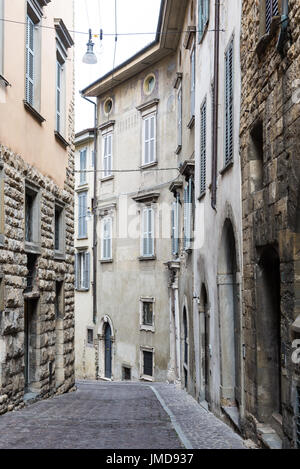 Dettagli architettonici degli edifici della Città Alta, l'area della città vecchia di Bergamo nel Nord Italia Foto Stock