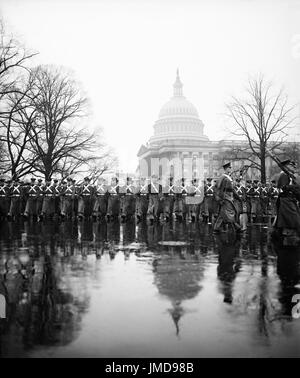 Punto ad ovest di cadetti marciando nella pioggia durante U.S. Il presidente Franklin Roosevelt Inaugurazione Parade, Washington DC, USA, Harris & Ewing, 20 Gennaio 1937